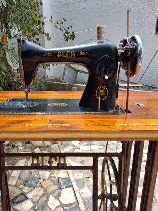 Máquina de coser Alfa antigua