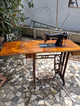 Máquina de coser Alfa antigua