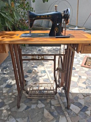 Máquina de coser Alfa antigua
