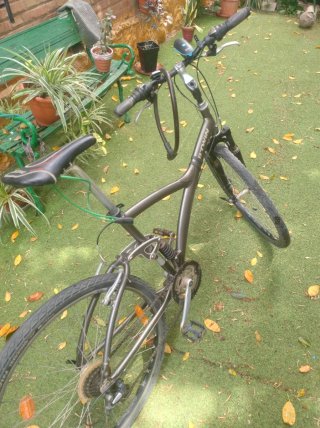 Bicicleta R28 con candado, luz, velocímetro y casc