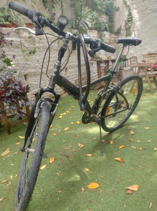 Bicicleta R28 con candado, luz, velocímetro y casc