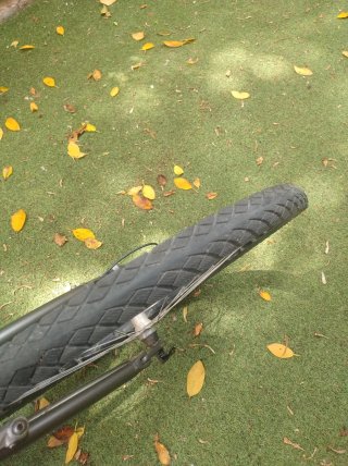 Bicicleta R28 con candado, luz, velocímetro y casc