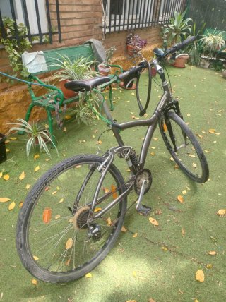 Bicicleta R28 con candado, luz, velocímetro y casc