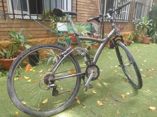 Bicicleta R28 con candado, luz, velocímetro y casc