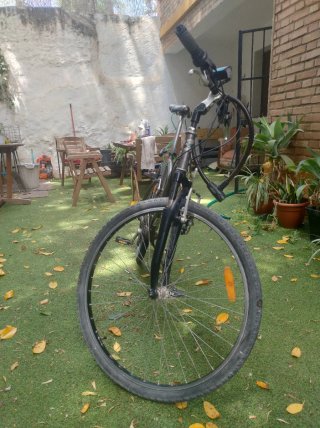Bicicleta R28 con candado, luz, velocímetro y casc