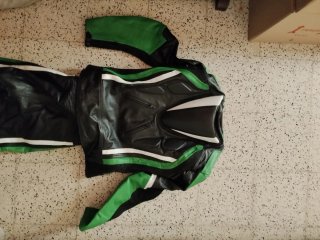 Mono de moto verde y negro