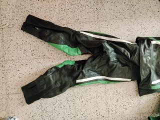 Mono de moto verde y negro