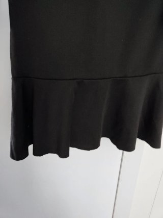 Vestido negro hecho a mano con mangas crochet