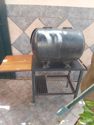 Barbacoa Negra Metálica con Madera