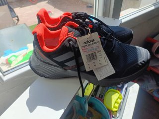 Zapatillas Adidas Negras y Rojas Talla 44 nuevas