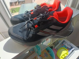 Zapatillas Adidas Negras y Rojas Talla 44 nuevas