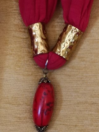 Pañuelo joya dorado y rojo