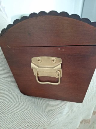 Baúl de madera pequeño con cristal