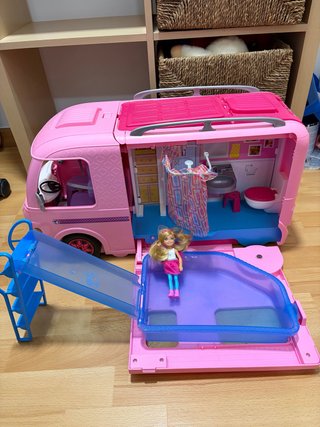 Autocaravana Barbie con piscina y tobogán