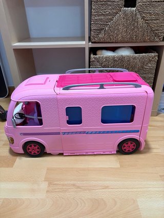 Autocaravana Barbie con piscina y tobogán