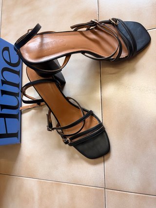 Sandalias negras tacón