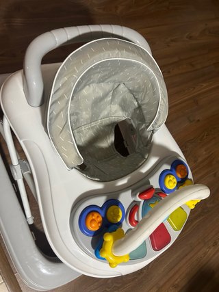Tacatá bebé gris con juguetes