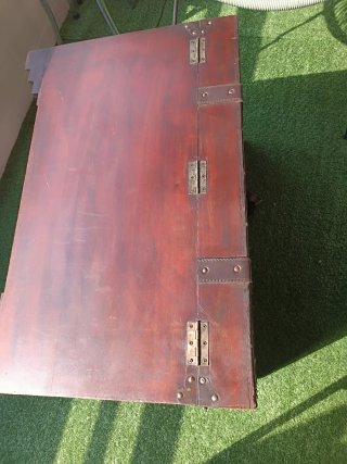 Baúl de madera, cuero y metal