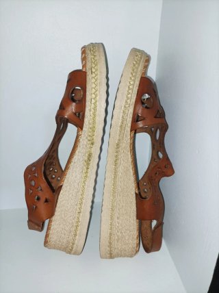 Sandalias de piel marrón