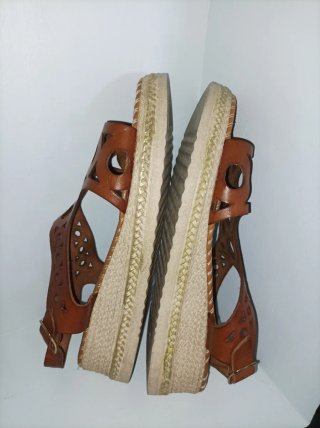 Sandalias de piel marrón