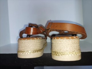 Sandalias de piel marrón