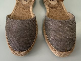 Sandalias de esparto en color plata
