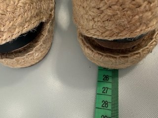 Sandalias de esparto en color plata