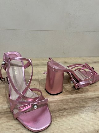 Zapatos de tacón rosa con lazo y perla