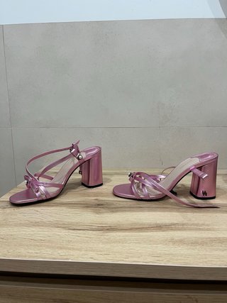 Zapatos de tacón rosa con lazo y perla
