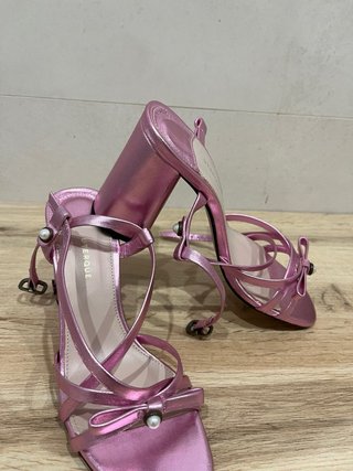 Zapatos de tacón rosa con lazo y perla