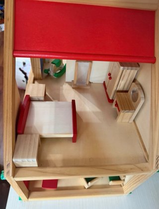 Casita de muñecas de madera