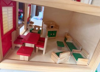 Casita de muñecas de madera