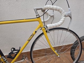 Bicicleta de carretera amarilla
