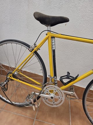 Bicicleta de carretera amarilla