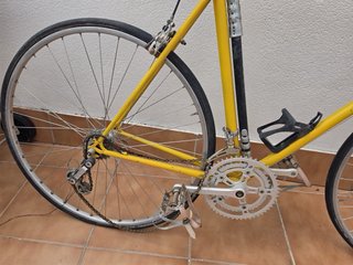 Bicicleta de carretera amarilla