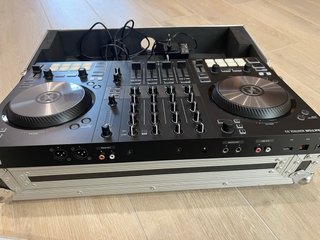 Controladora Traktor S3 + Flightcase Rígida