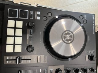 Controladora Traktor S3 + Flightcase Rígida