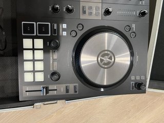 Controladora Traktor S3 + Flightcase Rígida