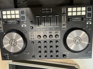 Controladora Traktor S3 + Flightcase Rígida