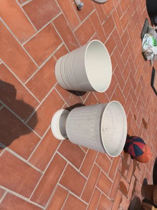 Dos porta macetas blancos