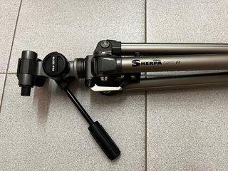Trípode Velbon Sherpa 250R con funda original.