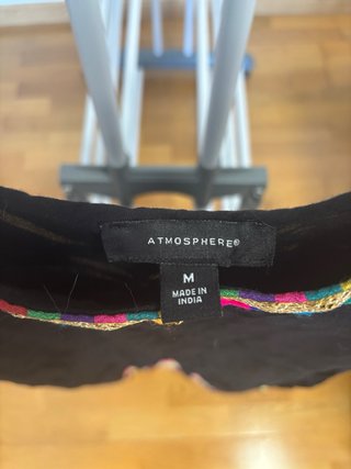 Vestido negro con adornos de colores