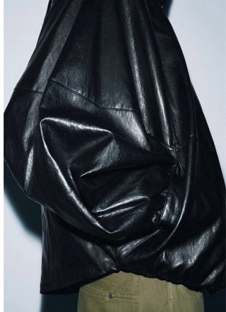 Cazadora efecto piel ZARA negra