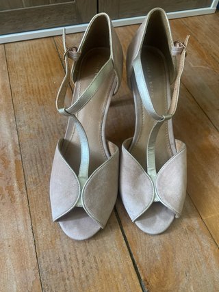 Zapatos de tacón beige y dorado talla 39