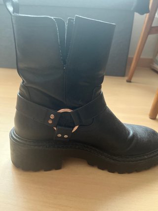 Botas negras con hebilla y plataforma