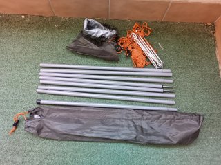 Toldo de camping con postes, cuerdas y piquetas
