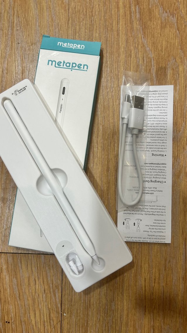 Custodia con tastiera e trackpad per iPad A16 11gen+ e pennino ottico Metapen A8