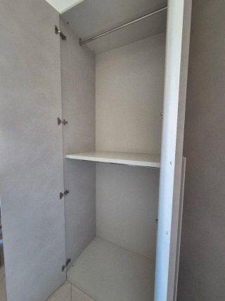 Armadio angolare con cabina, semi-nuovo.