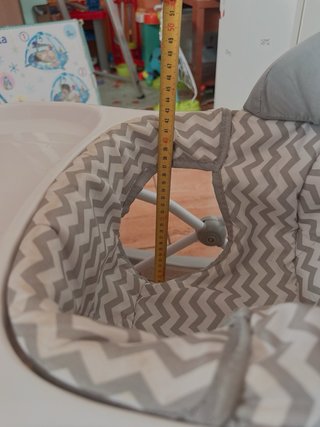 Andador infantil gris con piano y juguetes