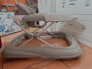 Andador infantil gris con piano y juguetes